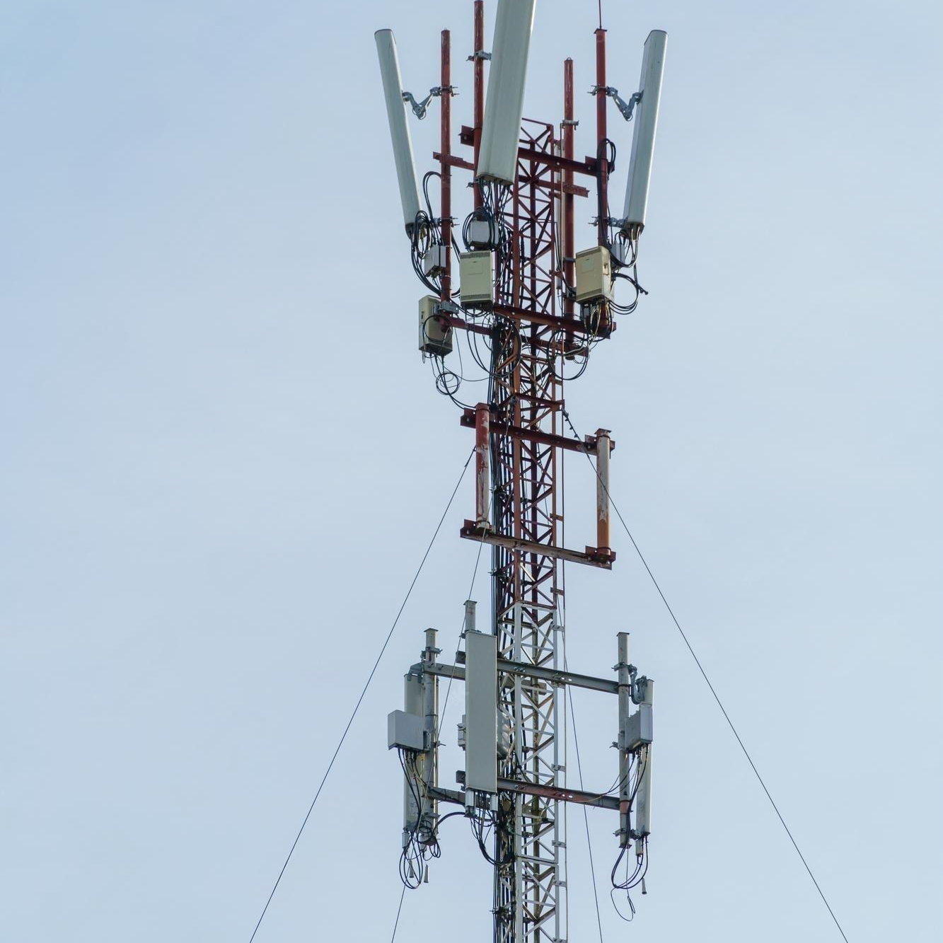 25M 38M Corrosion Proof Guyed Wire Tower Long Service Life For Remote Area Communication
