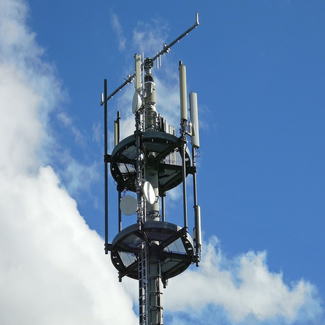 35M Monopole  High Gain 5G Millimeter Wave Antenna Tower For Long Range Rural Coverage