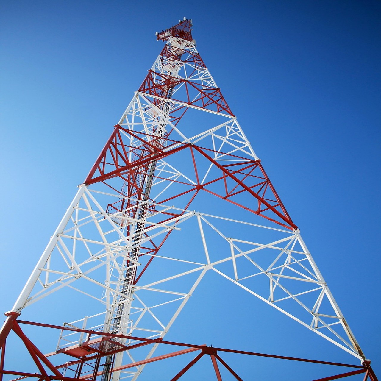 Hot Dip Galvanized Detachable 3 Legged Tower Cost Efficient For Mining Area Telecom